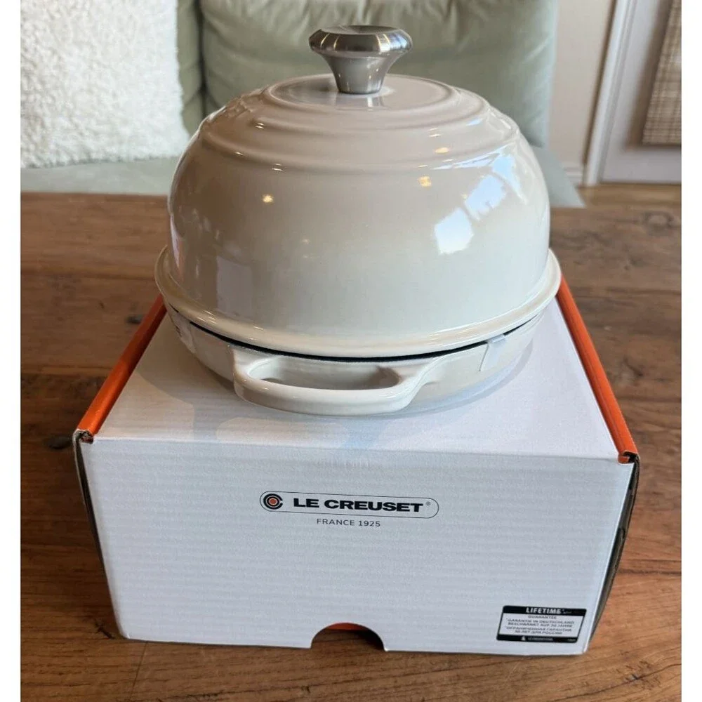 Le Creuset Signature Enameled Cast Iron 1.75 qt 9.5 in Bread Oven Meringue NEW